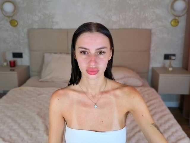 SnowWhiteee live cam on BongaCams
