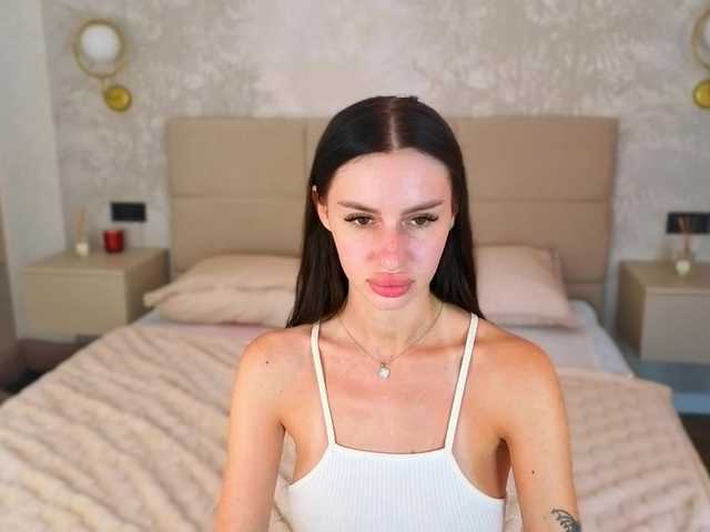 SnowWhiteee live cam on BongaCams
