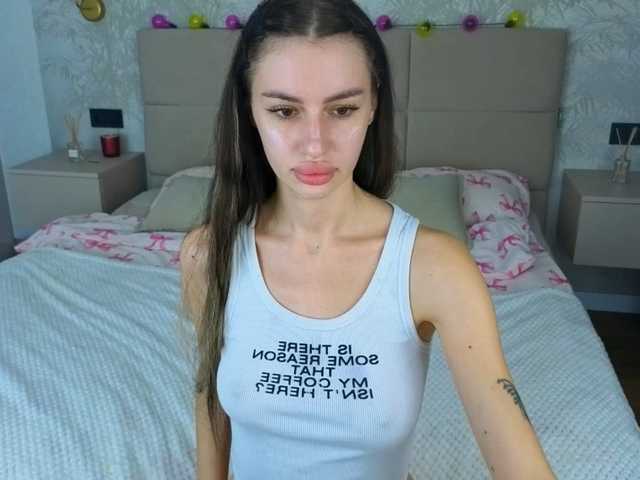SnowWhiteee live cam on BongaCams