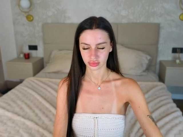 SnowWhiteee live cam on BongaCams