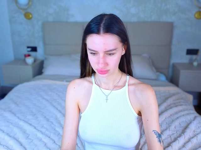 SnowWhiteee live cam on BongaCams