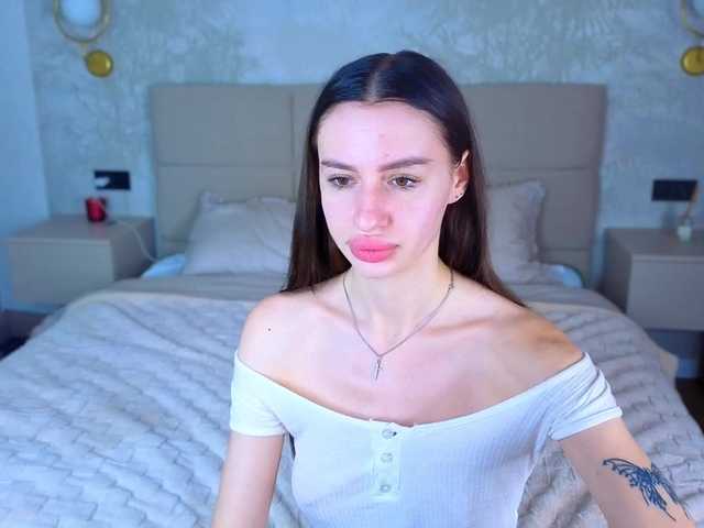 SnowWhiteee live cam on BongaCams
