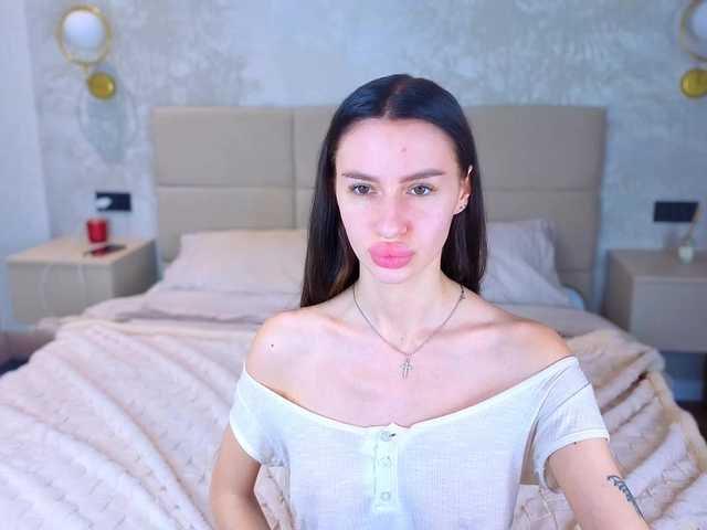 SnowWhiteee live cam on BongaCams