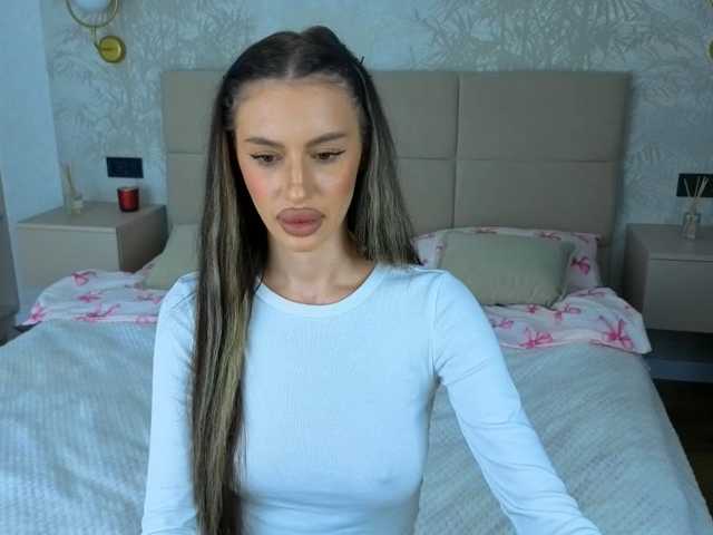 SnowWhiteee live cam on BongaCams