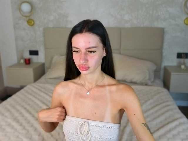 SnowWhiteee live cam on BongaCams