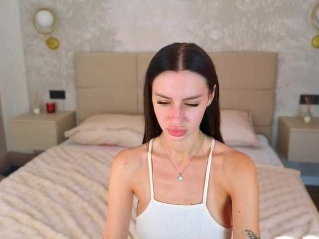 SnowWhiteee live cam on BongaCams