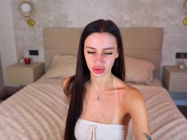 SnowWhiteee live cam on BongaCams