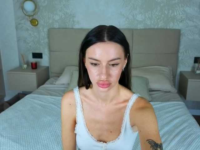 SnowWhiteee live cam on BongaCams