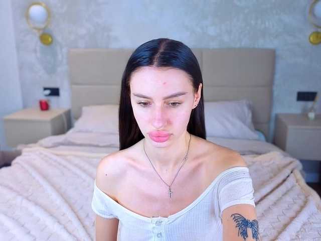 SnowWhiteee live cam on BongaCams