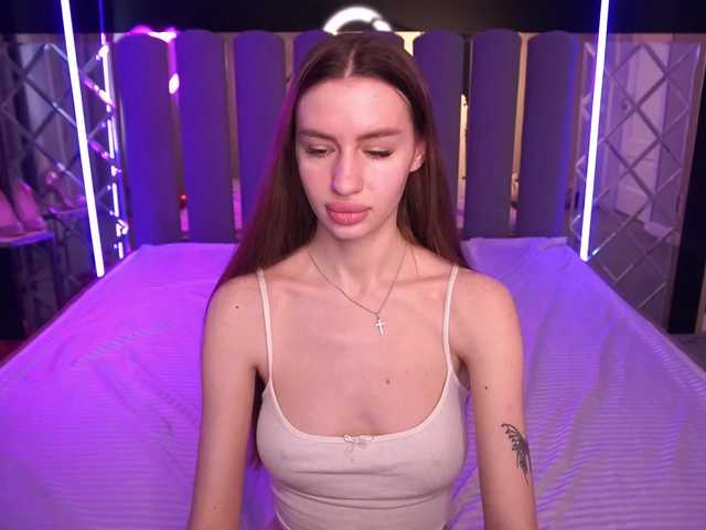 SnowWhiteee live cam