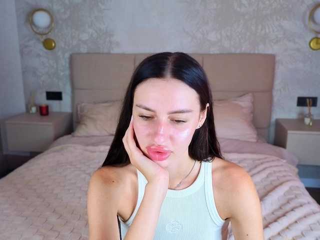 SnowWhiteee live cam on BongaCams