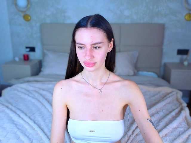 SnowWhiteee live cam on BongaCams