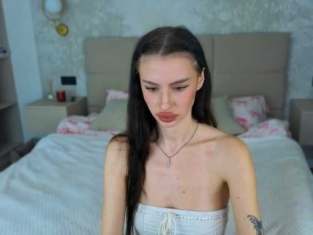 SnowWhiteee live cam on BongaCams