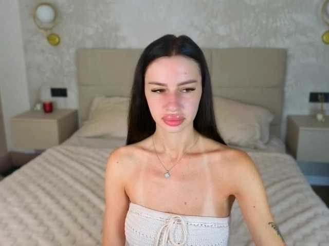 SnowWhiteee live cam on BongaCams