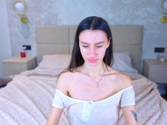 SnowWhiteee live cam on BongaCams