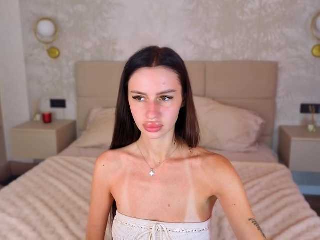 SnowWhiteee live cam on BongaCams