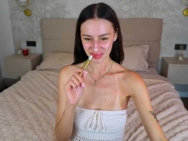 SnowWhiteee live cam on BongaCams