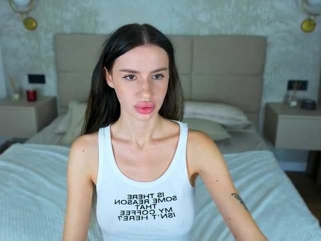 SnowWhiteee live cam on BongaCams