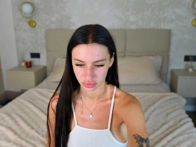 SnowWhiteee live cam on BongaCams