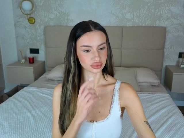 SnowWhiteee live cam preview