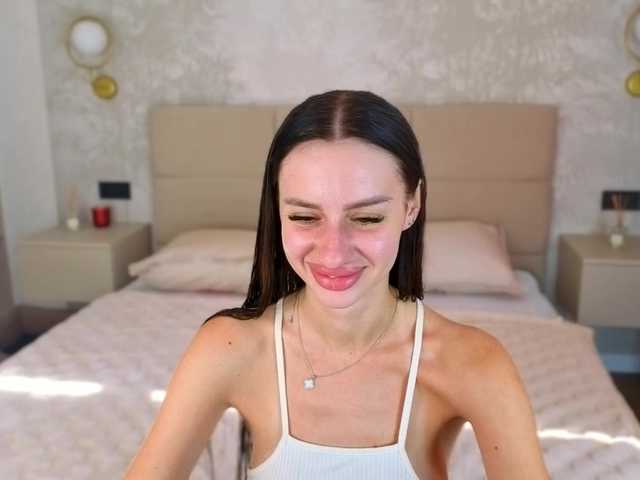 SnowWhiteee live cam on BongaCams