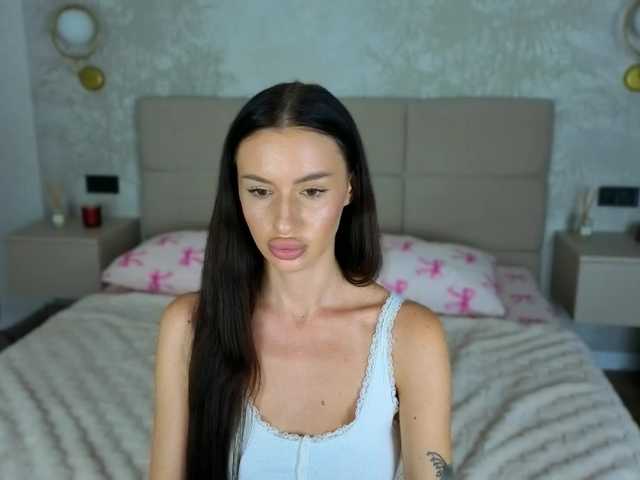 SnowWhiteee live cam on BongaCams