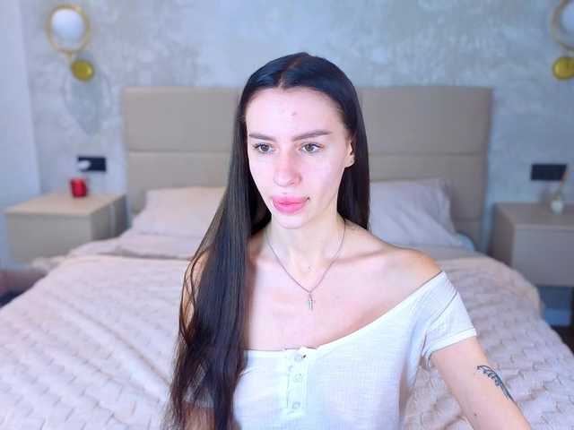 SnowWhiteee live cam on BongaCams