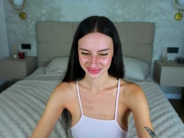 SnowWhiteee live cam on BongaCams