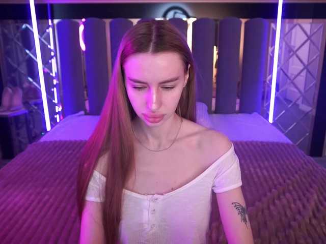 le modèle SnowWhiteee est en webcam porno dans un show sur le site bongacams, il possède les tags suivants: White/Caucasian,Brunette,Shaved