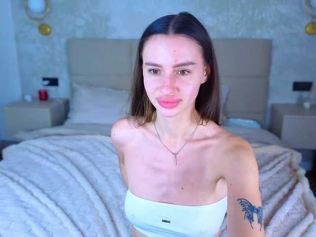 SnowWhiteee live cam on BongaCams