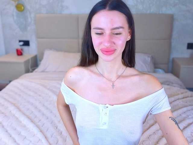 SnowWhiteee live cam on BongaCams