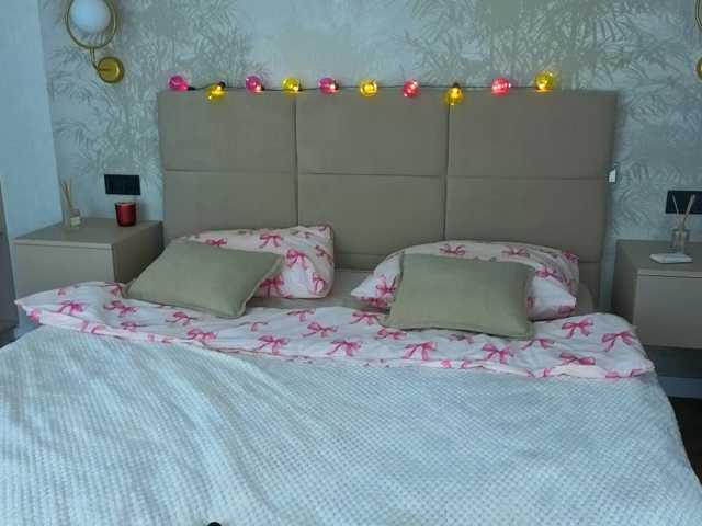 SnowWhiteee live cam on BongaCams