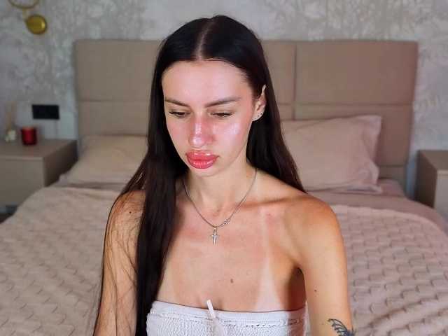 SnowWhiteee live cam on BongaCams