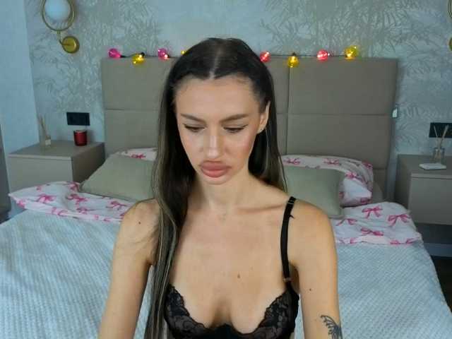 SnowWhiteee live cam on BongaCams