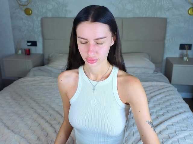 SnowWhiteee live cam on BongaCams
