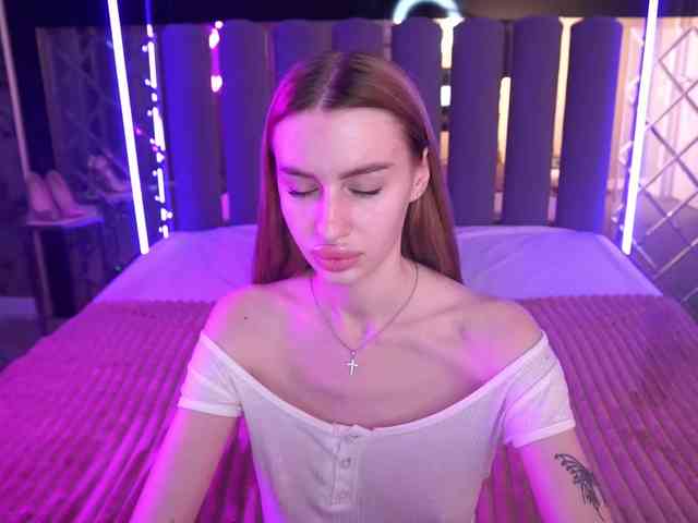 SnowWhiteee webcam