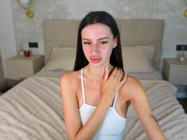 SnowWhiteee webcam
