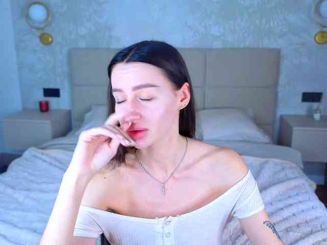 SnowWhiteee webcam