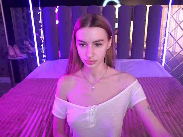 SnowWhiteee webcam