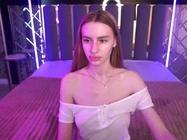 SnowWhiteee webcam