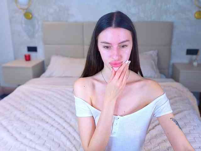 SnowWhiteee webcam