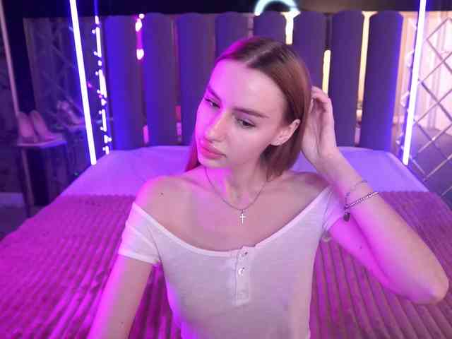 SnowWhiteee webcam