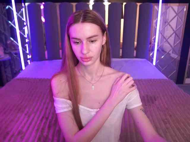 SnowWhiteee webcam