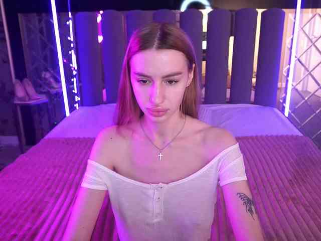 SnowWhiteee webcam