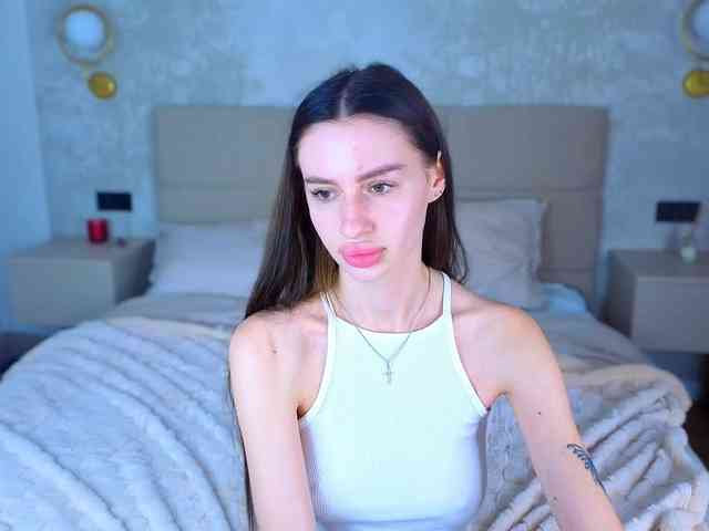 SnowWhiteee webcam