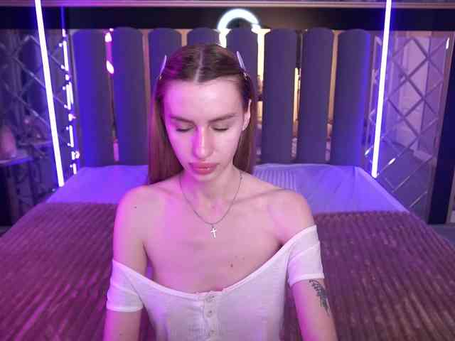 SnowWhiteee webcam
