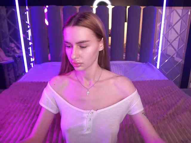 SnowWhiteee webcam