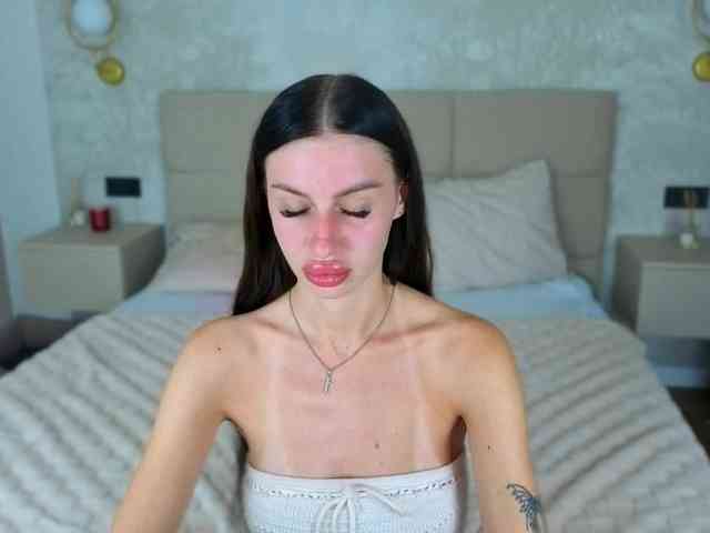 SnowWhiteee webcam