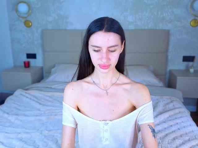 SnowWhiteee webcam