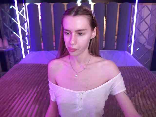 SnowWhiteee webcam